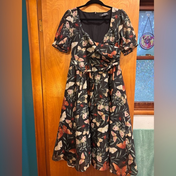 Disturbia Dresses & Skirts - Disturbia mariposa puff sleeve organza dress